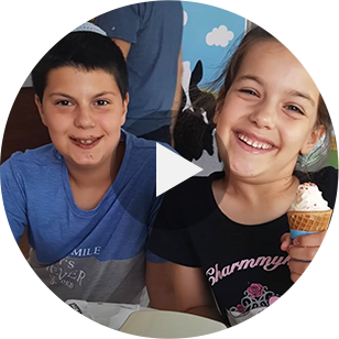 אח ואחות אוכלים גלידה