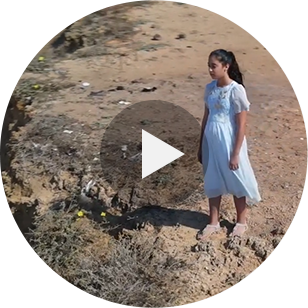 ילדה בשמלה לבנה